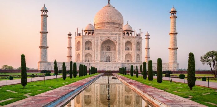 the-other-side-of-the-taj-mahal:-artisan-workers-struggle-to-survive-while-the-world-enjoys-their-craft