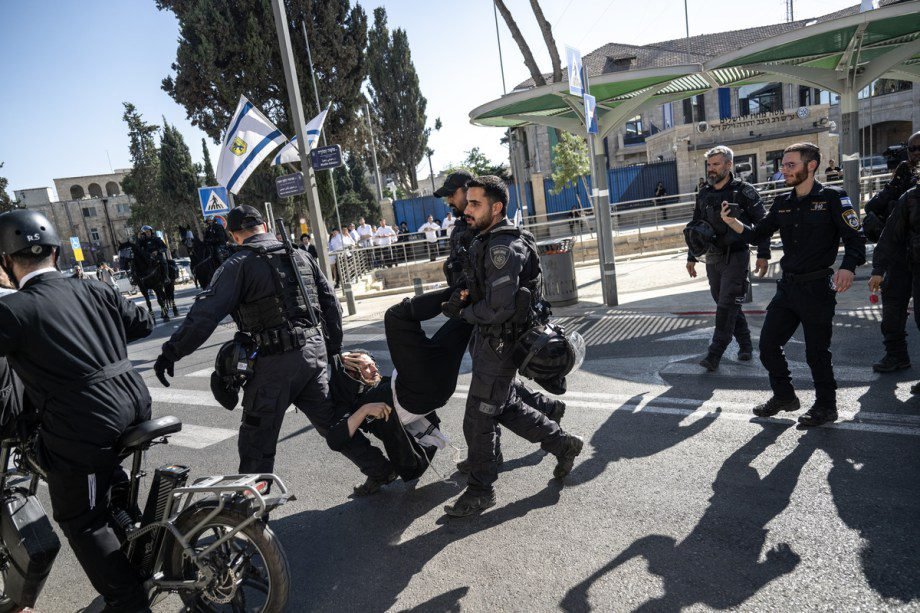 israeli-police-disperse-protest-by-ultra-orthodox-jews-in-jerusalem israeli-police-disperse-protest-by-ultra-orthodox-jews-in-jerusalem