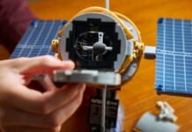 lego-deploys-hubble-space-telescope-as-detailed-desktop-model