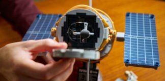 lego-deploys-hubble-space-telescope-as-detailed-desktop-model