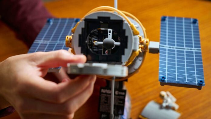 lego-deploys-hubble-space-telescope-as-detailed-desktop-model