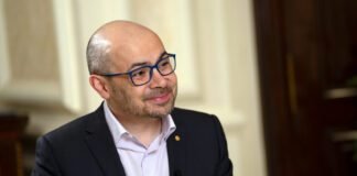 google’s-ai-shake-up:-deepmind’s-hassabis-steps-aside,-senior-scientists-depart