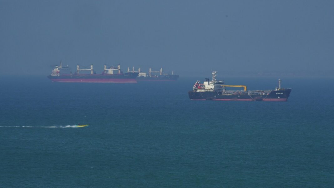 iran,-oman-reach-framework-to-reopen-strait-of-hormuz,-report-says