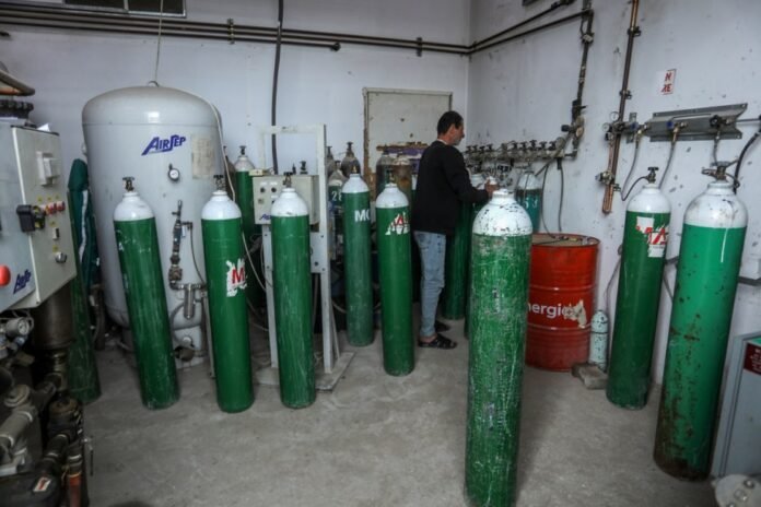 22-oxygen-stations-out-of-service-in-gaza-amid-israeli-blockade:-health-ministry