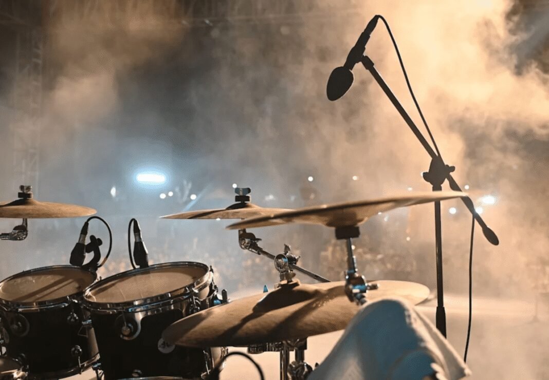 rock-star-dies-after-collapsing-during-second-song-of-concert 