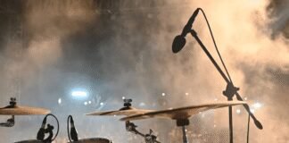 Rock Star Dies After Collapsing During Second Song of Concert rock-star-dies-after-collapsing-during-second-song-of-concert