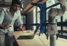 anthropic’s-new-hardware-standard-lets-ai-agents-control-the-physical-world