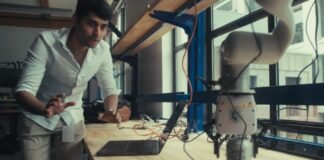 anthropic’s-new-hardware-standard-lets-ai-agents-control-the-physical-world