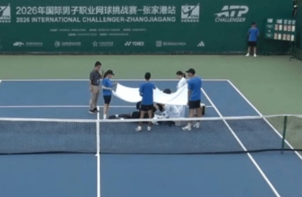 tennis-star-collapses-on-court-and-covered-with-towels-(video) tennis-star-collapses-on-court-and-covered-with-towels-(video)