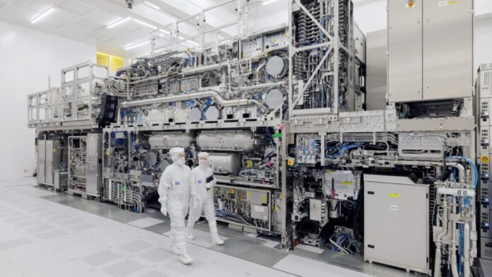 top-chipmakers-embrace-asml’s-$400m-machines,-agree-to-crucial-chipmaking-change top-chipmakers-embrace-asml’s-$400m-machines,-agree-to-crucial-chipmaking-change