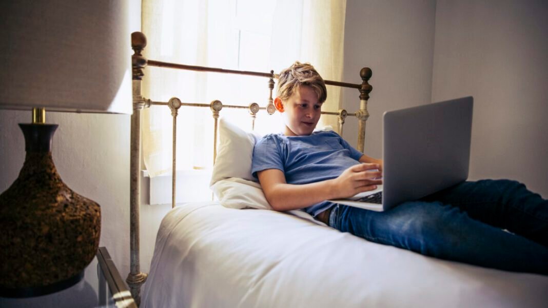 boy-developed-“toasted-skin”-condition-from-using-a-laptop-every-day boy-developed-“toasted-skin”-condition-from-using-a-laptop-every-day
