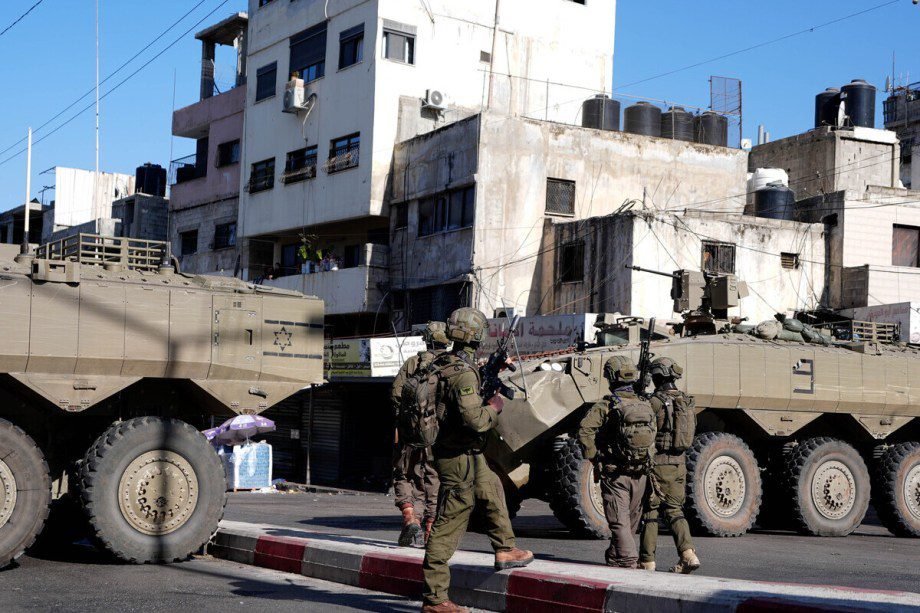6-palestinians-injured,-farmers-detained-in-israeli-occupier-attacks-across-west-bank 6-palestinians-injured,-farmers-detained-in-israeli-occupier-attacks-across-west-bank
