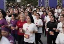 women-run-without-hijabs-in-tehran-as-300,000-attend-state-organized-rally 