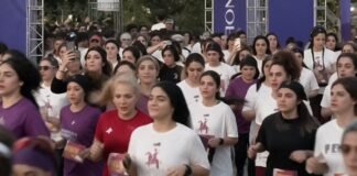 women-run-without-hijabs-in-tehran-as-300,000-attend-state-organized-rally 