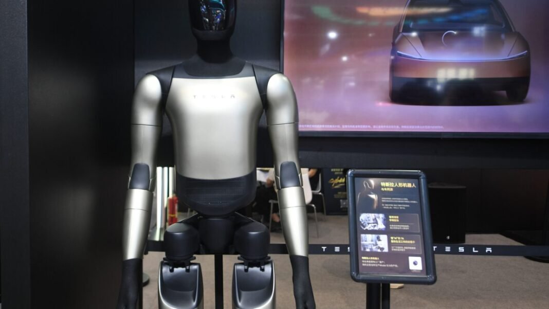 tesla-workers-balk-at-training-optimus-humanoid-robots-as-replacements tesla-workers-balk-at-training-optimus-humanoid-robots-as-replacements