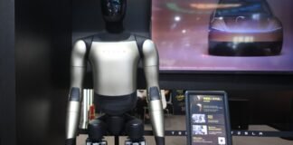 tesla-workers-balk-at-training-optimus-humanoid-robots-as-replacements