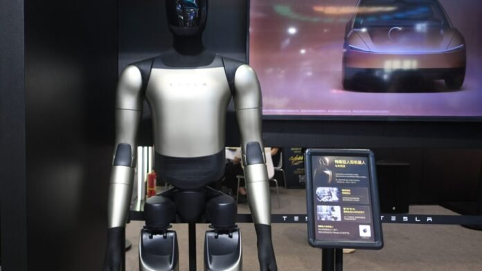 tesla-workers-balk-at-training-optimus-humanoid-robots-as-replacements