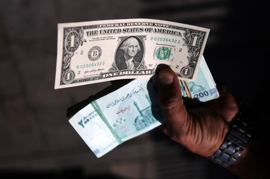 iranian-rial-hits-fresh-record-low-as-us-dollar-tops-2.5m-in-free-market iranian-rial-hits-fresh-record-low-as-us-dollar-tops-2.5m-in-free-market