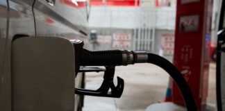 oil-falls-about-3%-on-talks-over-diesel,-crude-stock-releases