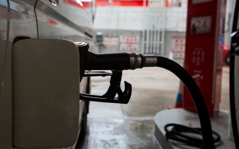oil-falls-about-3%-on-talks-over-diesel,-crude-stock-releases oil-falls-about-3%-on-talks-over-diesel,-crude-stock-releases