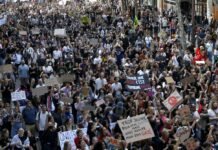 french-student-riots:-comparisons-with-1968-will-only-serve-the-political-extremes