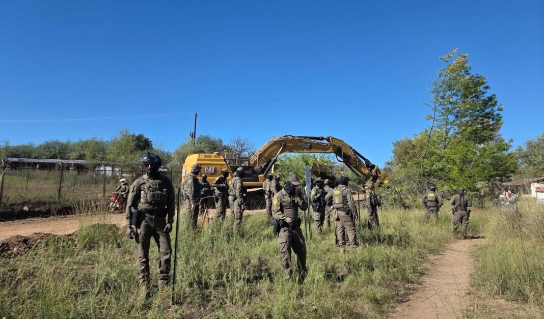 armed-border-agents-arrest-protesters,-bulldoze-200-year-old-tree-to-build-border-wall