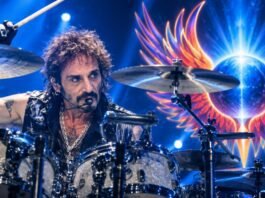 ‘journey’-rocker-rushed-to-hospital-mid-concert-(video)