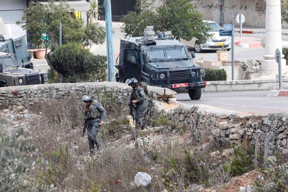 israeli-forces-raid-ramallah,-shut-down-offices-of-several-organizations israeli-forces-raid-ramallah,-shut-down-offices-of-several-organizations