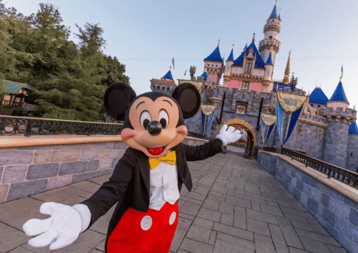 disneyland-visitors-furious-over-‘screaming-preachers’