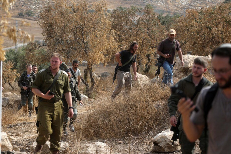 14-injured,-including-2-foreign-journalists,-in-attacks-by-israeli-occupiers-in-west-bank 14-injured,-including-2-foreign-journalists,-in-attacks-by-israeli-occupiers-in-west-bank