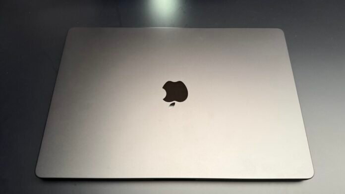 touchscreen-macbook-pro-hands-on:-oled-looks-great-on-a-mac